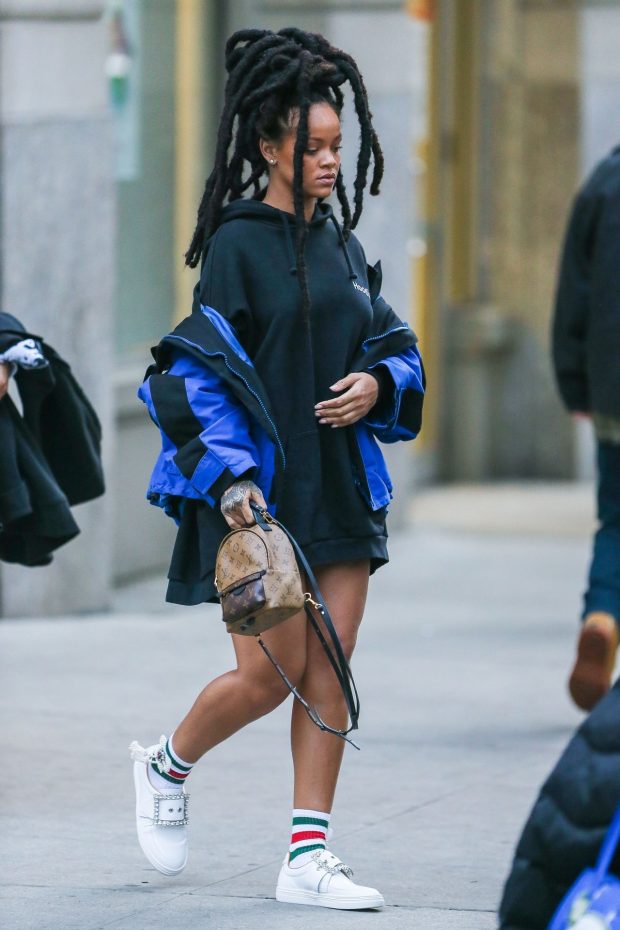 LOOKS-RIHANNA