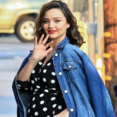 Miranda Kerr adora sua jaqueta jeans!