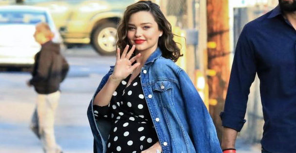 Miranda Kerr adora sua jaqueta jeans!