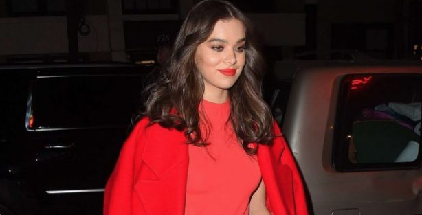 11 looks da Hailee Steinfeld por aí