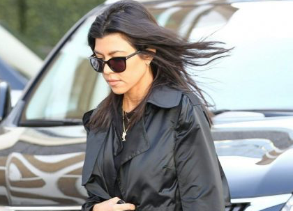 Kourtney Kardashian monocromática