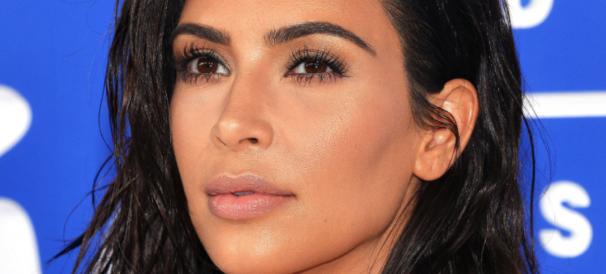 A base que a Kim Kardashian usa pra ficar com cara de quem não usa base