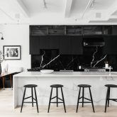 Preto no branco: apartamento minimalista e sofisticado em Nova York
