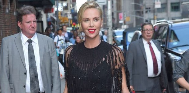 11 Looks da Charlize Theron Por Aí