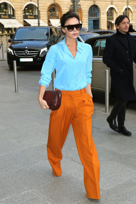 victoria beckham calça colorida look