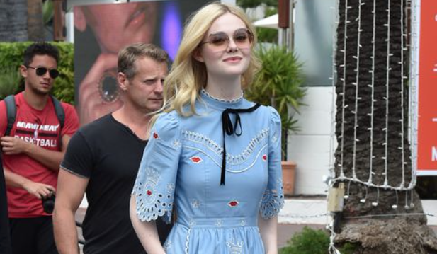 11 looks da Elle Fanning Por aí