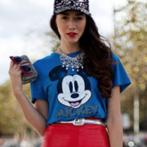 15 looks incríveis com blusa do Mickey