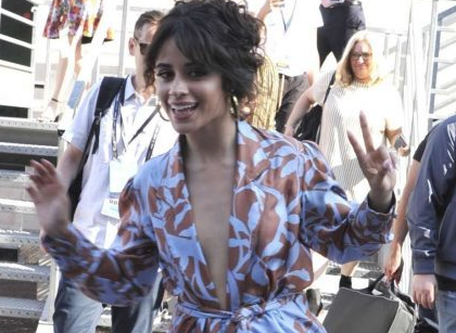 11 looks da Camila Cabello por aí